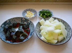 冬瓜去皮洗净，切1厘米厚的块，皮蛋去皮，洗净，切小块，切蒜片，切葱花
