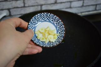 油热，蒜片炒香