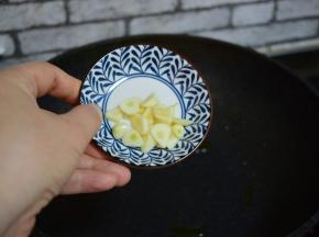 油热，蒜片炒香