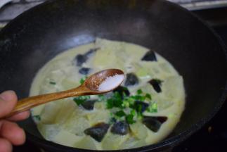 加葱花、盐，拌匀即可