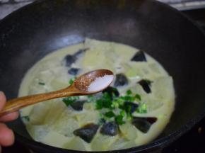 加葱花、盐，拌匀即可