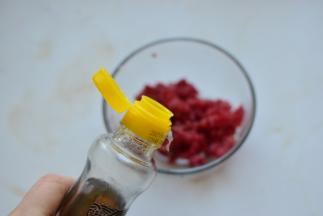 加一勺香油，拌匀，腌制15分钟