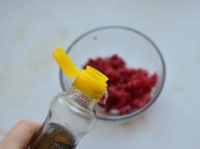 加一勺香油，拌匀，腌制15分钟