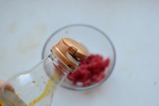 牛肉切末，加酱油