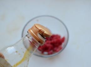 牛肉切末，加酱油