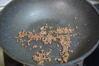 锅中再加一勺香油，加入腌制好的牛肉，翻炒至变色