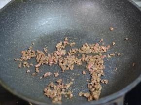 锅中再加一勺香油，加入腌制好的牛肉，翻炒至变色