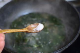 加盐，拌匀即可