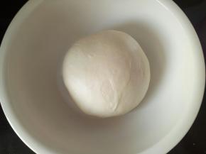 取出面团揉圆盖保鲜膜室温发酵