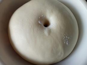 发酵至1.8-2倍大，手指蘸面粉戳洞无回缩无塌陷