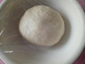 取出将面团排气，滚圆，放入冰箱冷藏醒20分钟