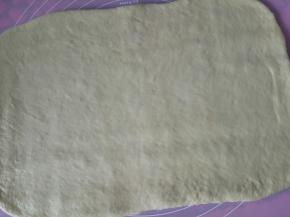 醒发好后的面团擀成差不多35cm*25cm的长方形