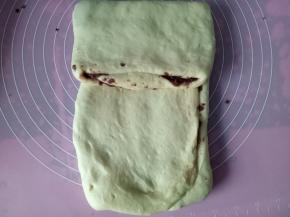 再次擀成长方形，1/3处向中间折起，另1/3也向中间折起