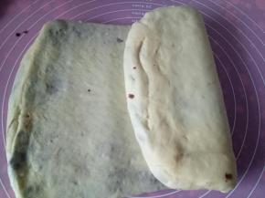 再次擀成长方形，1/3处向中间折起，另1/3也向中间折起（如果不喜欢层次太多，可以不折这一次）