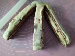 用刀分割成均匀的3条，顶端不要切断，留下一横指的距离