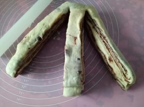 用刀分割成均匀的3条，顶端不要切断，留下一横指的距离