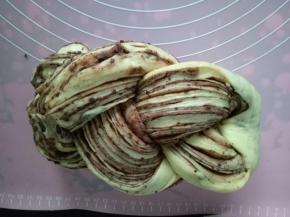 将3条面团编成辫子，切口尽量朝上，注意不要编的太紧，会影响发酵和成品形状