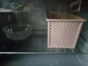 放到温度35度，湿度85度的环境中发酵，也可以像我这样用烤箱发酵，烤箱中放一碗温水，发酵至八分满，中间可以换一次水