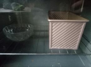 放到温度35度，湿度85度的环境中发酵，也可以像我这样用烤箱发酵，烤箱中放一碗温水，发酵至八分满，中间可以换一次水