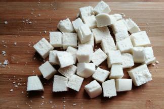 馒头一个先切片，然后改刀切成小方块