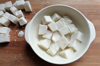 再将切好的馒头丁放入凉开水中过下水