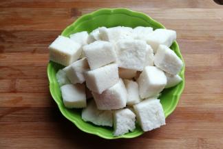 然后把馒头丁挤干水备用