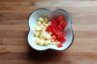 再准备少许玉米粒和红椒丁备用