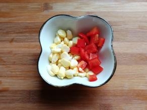 再准备少许玉米粒和红椒丁备用