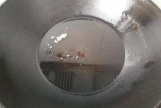 锅中入适量油，烧至七成热