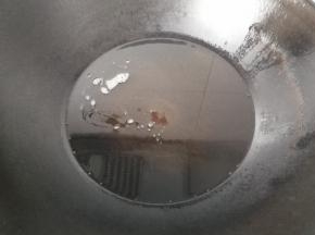 锅中入适量油，烧至七成热