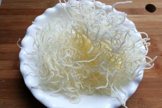 快速将炸好的粉丝捞起控油装盘备用