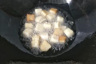 接着将馒头丁放入油中炸制