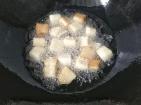 接着将馒头丁放入油中炸制