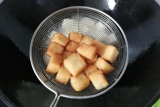 炸至金黄后捞起控干油