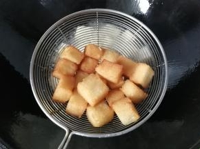 炸至金黄后捞起控干油