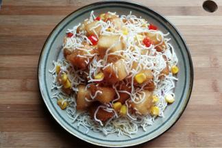 然后将粉丝馒头丁装入盘中，在洒上炸好的玉米粒和红椒丁稍微装饰即可。