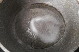 不沾锅中放入白糖和适量清水（约40克），开始小火熬煮