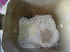 将除黄油和盐以外的材料放入面包机（先液体后固体）