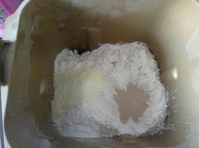 将除黄油和盐以外的材料放入面包机（先液体后固体）