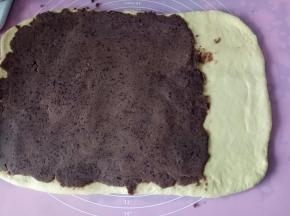 将豆沙均匀抹到面片上，留1/3