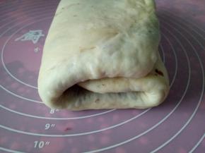 将面团擀成窄一点的长方形