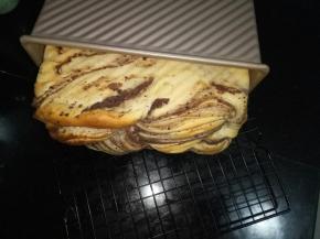 吐司烤好后出炉就脱模侧放晾凉