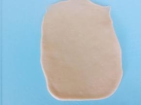 从第一个面团开始用擀面杖擀成长条型，一头擀薄一点