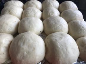 这是发酵好的面包坯，这样就可以烤了