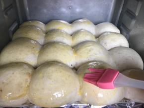 十分钟后，刷上蛋液，继续烤10分钟