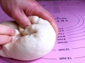 拿出来揉搓排气，揉好后盖上保鲜膜醒面10分钟