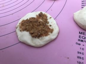 用手按扁，放入适量肉松