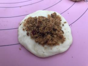 再加上少许肉松盖住杨梅酱