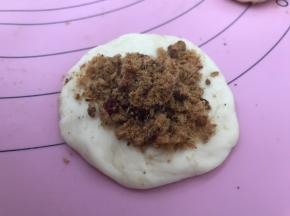 再加上少许肉松盖住杨梅酱