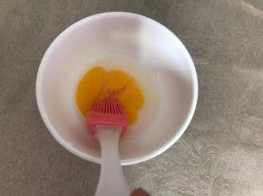 这个时候准备一个蛋黄，加入少许清水搅拌成蛋液